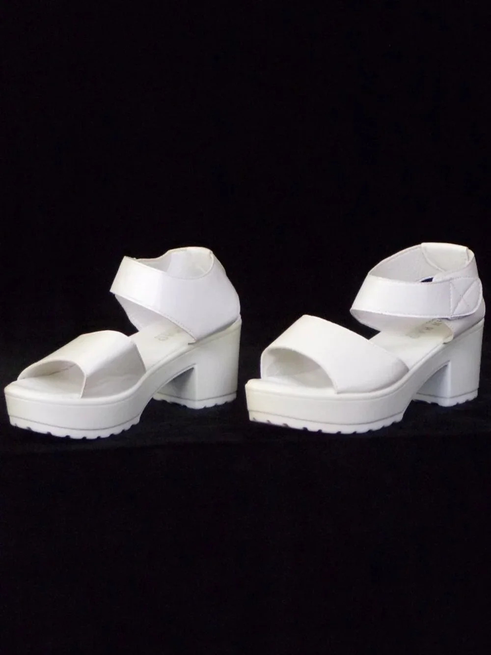 XIN HAO size 9.5 (?) white mid-heel 2-strap platform sandals all synth. mat.